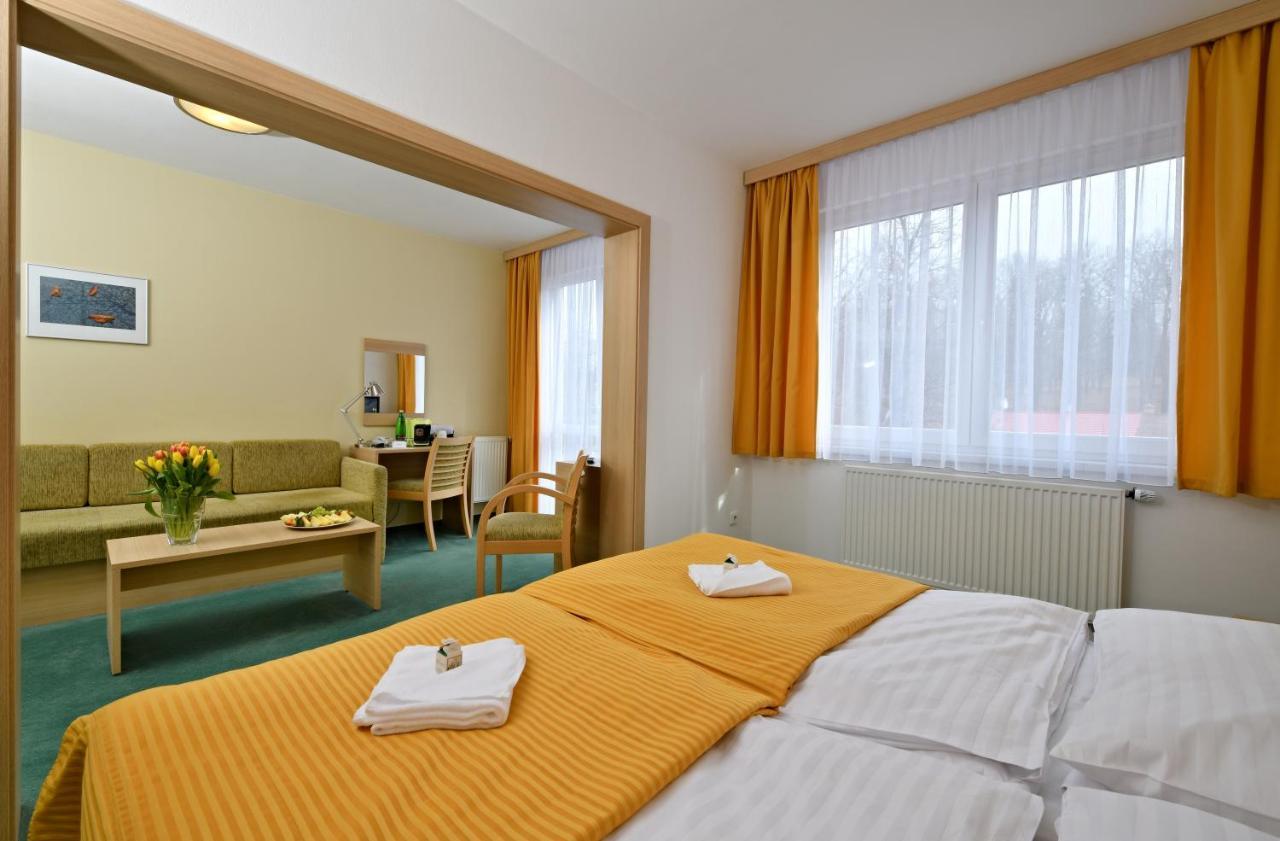 Lh Parkhotel Hluboka Nad Vltavou Congress & Wellness Esterno foto